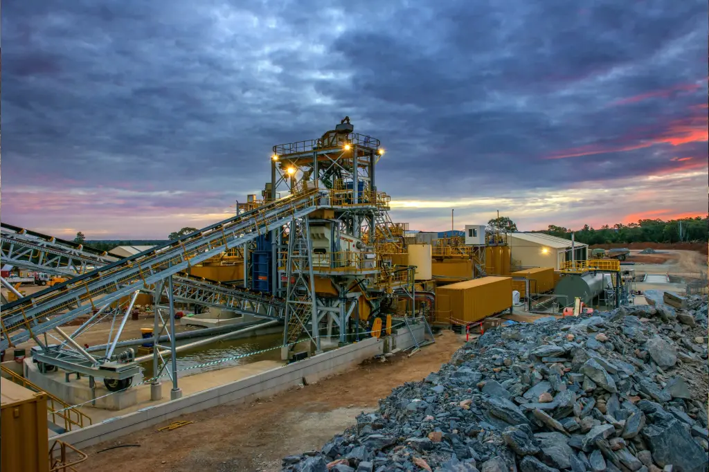 GettyImages-1509855255-4-1024x682 (1) A large industrial area with many machines and piles of rocks.